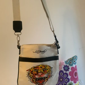 Ed hardy väska - En helt oanvänd ed hardy väska! Köparen står för frakt!