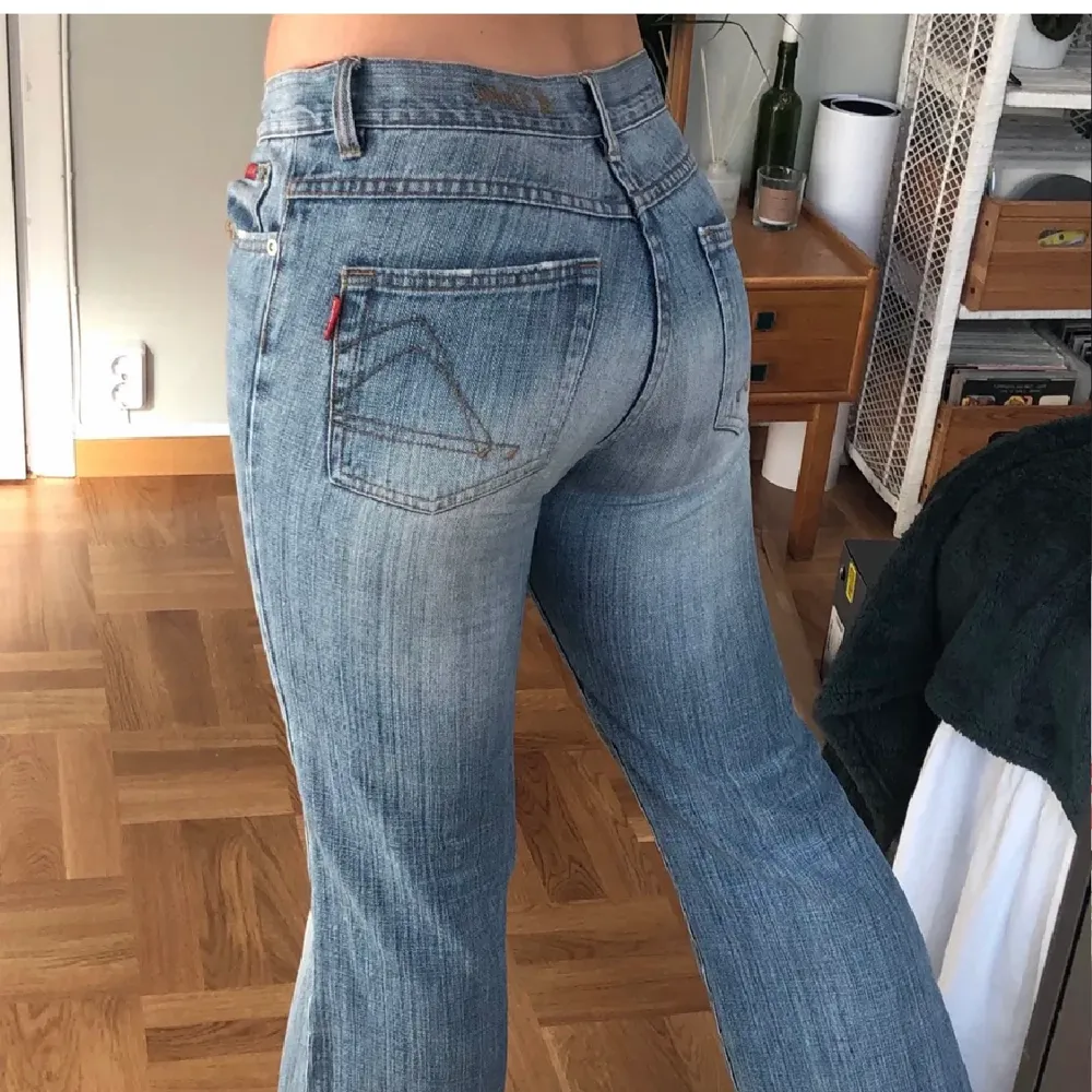 Säljer ett par jättesnygga Low waisted jeans. . Jeans & Byxor.