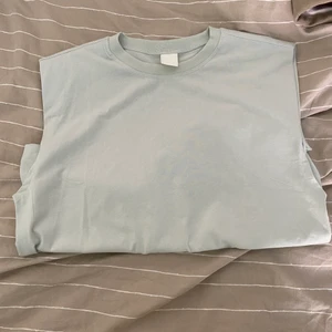 Linne - Större linne med tjockare axlar, aldrig använd, frakt tillkommer elr möts i linköping