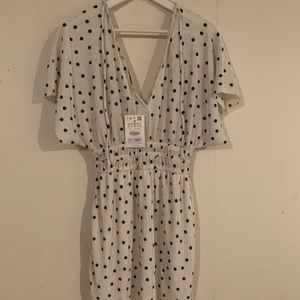 Prickigklänning  - Har fortfarande prislappen på. Nypris 259kr. Väldigt söt och somrig prickig klänning. Köpt i Mall of Scandinavium. Storlek  M men passar större och mindre passformer.    Kan mötas i Stockholm eller så står köparen för frakt 