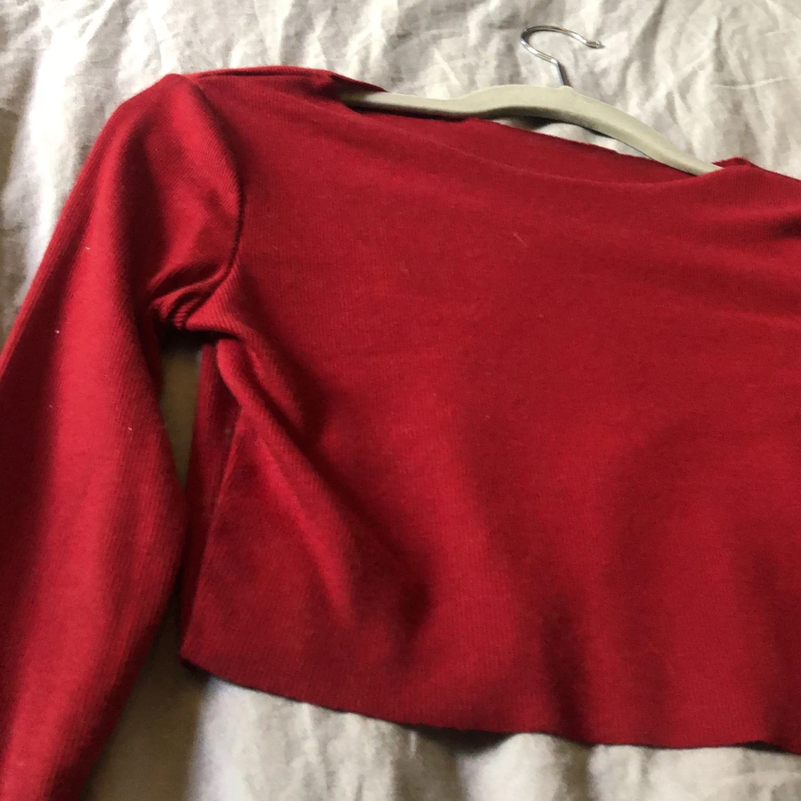 Röd croppad långärmad tröja. - 90