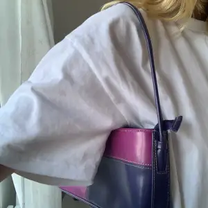 En lila rutig baguettväska köpt på Veras vintage! Super fint skick och olika fack på insidan😇 