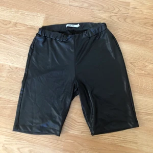 Cykelbyxor skinnimitation - Svarta cykelbyxor i skinnimmitation från na-kd i storlek S. Endast använda 2 ggr men materialet ser ändå lite slitet ut på väldigt nära håll. 40kr.  Kan mötas i Linköping annars tillkommer frakt 😊