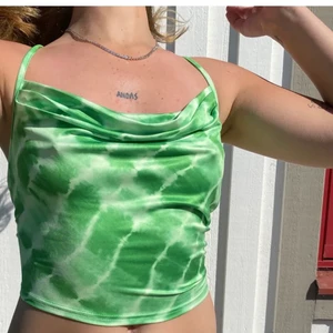 S - Super snygg å trendig linne perfekt för sommaren!💚Köpt här på plick å har bara kommit till en användning, säljer den pågrund av obekvämlighet! Frakten står köpare för!