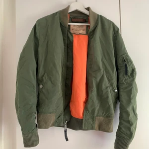 Alpha Industries strl S - Fin grön Alpa Industries-jacka i strl S (herr). Passar även S/M (dam)