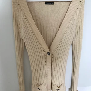 Stickad kofta  - Beige stickad kofta