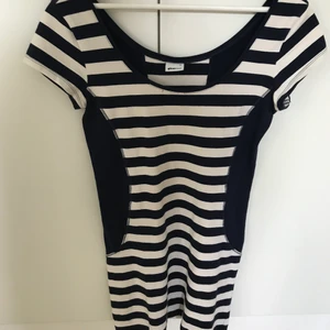 Randning klänning  - Blå/vit randig klänning 