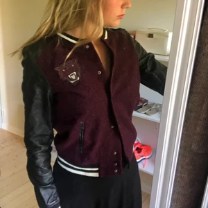 Coolige tröja med en tiger - Som ny! För liten för mig nu. Jätte cool och uppskattad.