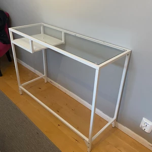 Ikea skrivbord - Super fint skrivbord i bra skick från Ikea! Säljes pga att det inte får plats. Mått: 100x36 cm