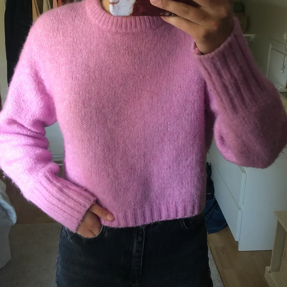 Fin rosa stickat kroppad tröja storlek M. Säljer för den tyvärr aldrig kommer till användning. Köpt ifrån Zara. Stickat.