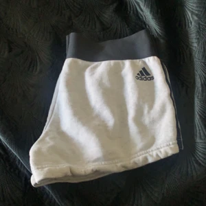 Adidas shorts - Adidas - det är en kant där uppe som liksom ska hålla dom uppe annars kan man vika in dom, väldigt sköna och bra skick. Har användt dessa kanske 3 ggr. 