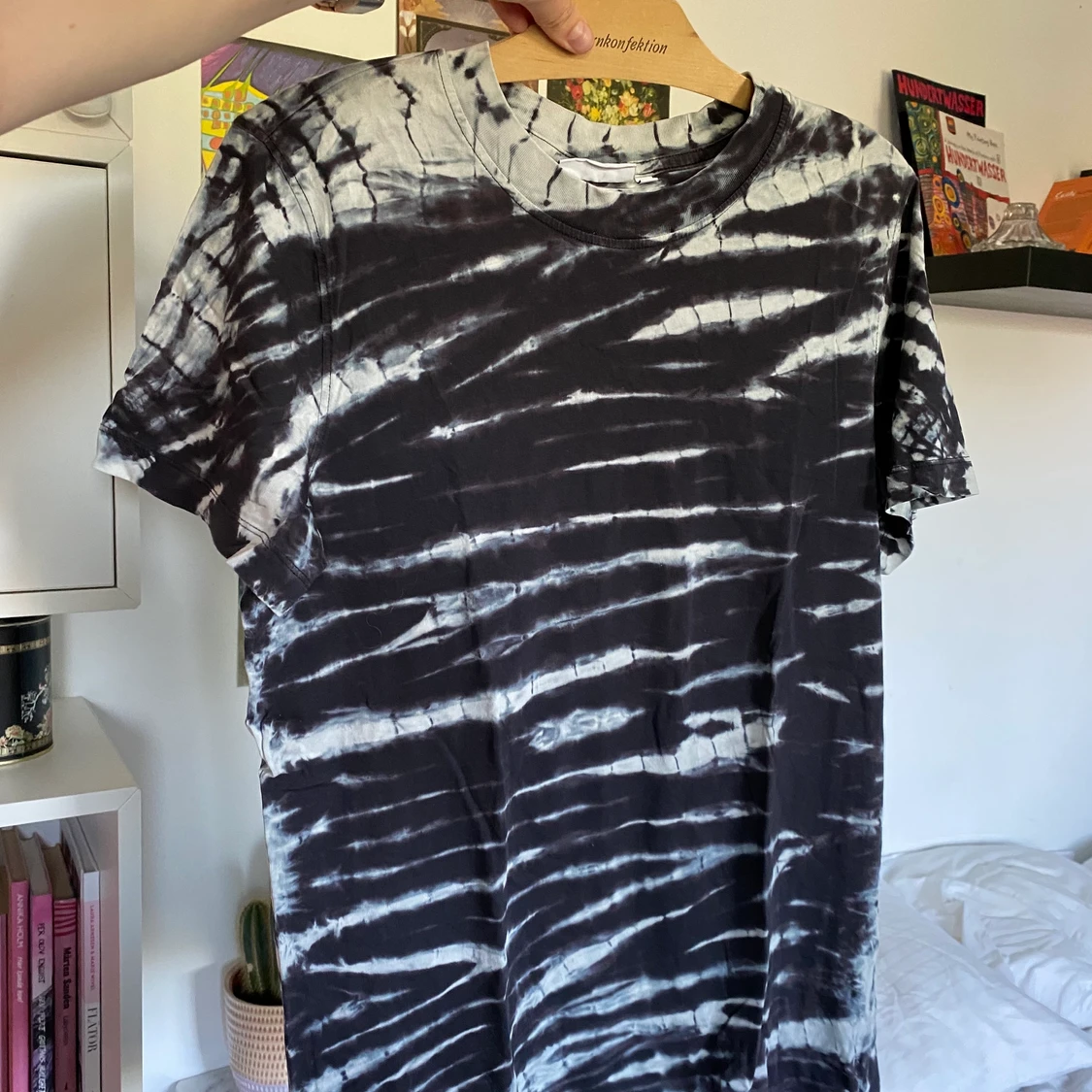 Batik T-shirt från Weekday  - 90