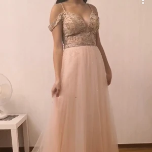 En supersnygg orange klänning i bra passform. En gångs användning g - Märker Jovani, storlek 36/34