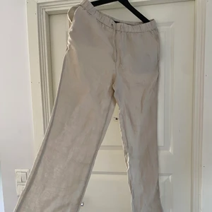 Linnebyxor - Lågmidjade linnebyxor från HM home med prislapp kvar. Köpta för 300kr, om fler är intresserade blir det budgivning, köpare står för frakt. Inte genomskinliga och oanvända! Har ingen bild med dem på eftersom de e alldeles för små för mig