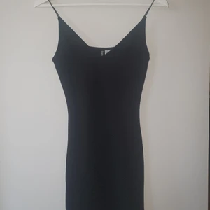 Klänning  - Kort tight svart klänning med lite glitter i från h&m. Aldrig använd. 