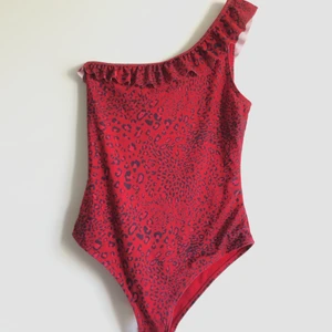 Baddräkt  - Säljer denna jättefina baddräkt, endast använd 1 gång så är i jättefint skick (tvättad såklart innan den fraktas) 💕