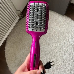 Värmeborste - Säljer min plattångsborste från babyliss som tyvärr inte kom till användning❣️ Fungerar som en plattång men används som en borste, väldigt smidigt. Köpte för 499kr säljer för 300kr + frakt🤎🧸