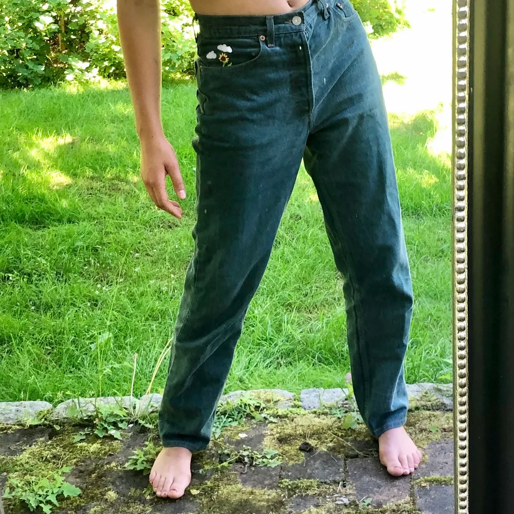 Unika gröna vintage Levis momjeans! Kompletta med en broderad solros 🌻😍 frakt tillkommer! DMa om du har frågor 😌🥰. Jeans & Byxor.
