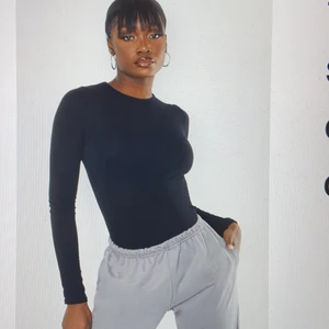 PRETTY LITTLE THING TOP(helt oanvänd) - Beställde nyligen från plt och denhär tröjan passade tyvärr inte mig. Den satt för löst och var tunnare i material än vad jag tänkte. Inte så att man ser igen men den var mer fladdrig om ni förstår vad jag menar. Bara testad. Den är i strl 8 som motsvarar S. Den kostade 82kr. Påsa har jag kvar och lapp sitter kvar. 