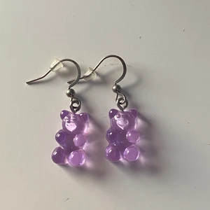 Gummibjörn öronhängen🧸 - Säljer dessa super gulliga öronhängen med lila gummibjörnar🧸 Köpte för 70kr säljer för 40kr plus frakt 