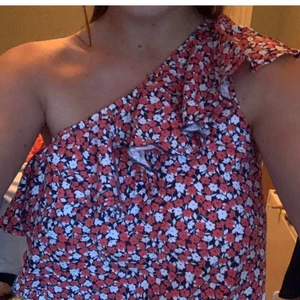 Off shoulder linne hm - Så sött blommigt linne från hm storlek S anvönd en gång! fraktas spårbar för 51kr och 36kr frimärken!❤️