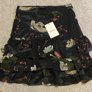 M - Kjol, blommig, svart 