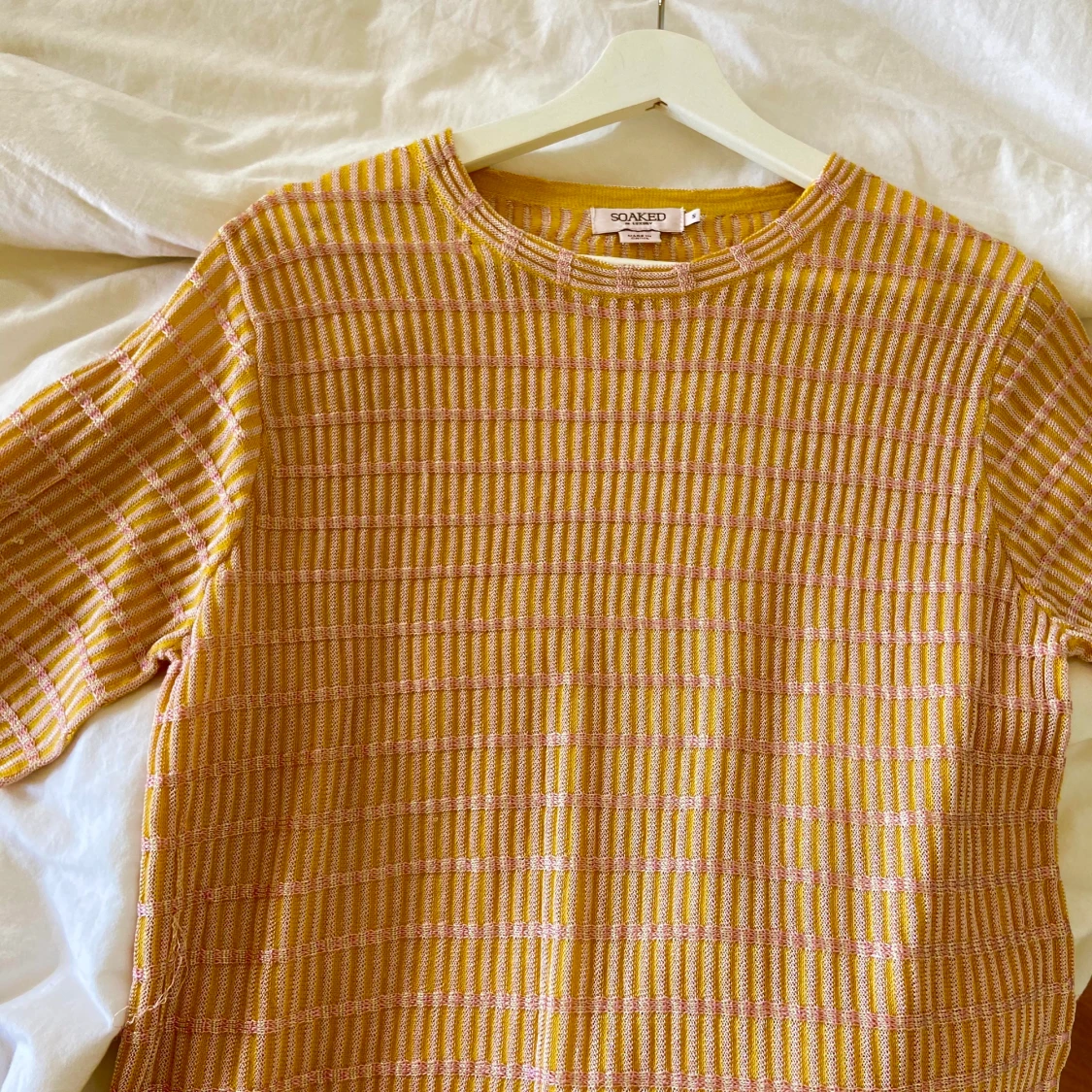 Glittrig gul/rosa klänning