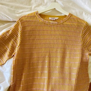 Glittrig gul/rosa klänning - Säljer min helt oanvända klänning med lappen kvar 💛💓 Den är glittrig och passformen är åt det lösare hållet 💛💛 Köparen står för frakten 🚚 