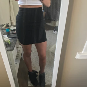 Svart kjol - Svart kjol i kostym material. Tyvärr blivit för liten och säljer därav