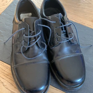 Björn Borg skor svarta - Säljer min sambos gamla finskor som är från Björn Borg! Använda 1 gång och har st 39! 🌸