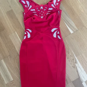 Lipsy london klänning - Figursydd Bandageklänning ifrån Lipsy london. Äkta och köpt för ca 1000 kr