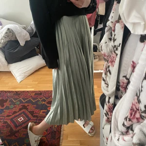 Kjol - Säljer nu min fina kjol från zara, nyskick och har använd ett fåtal gånger!!!💕