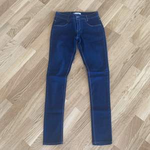 Helt oanvända Levis super skinny jeans som är low waisted.   👖 Köparen står för frakten. 💘📦 Nypris är cirka 700kr