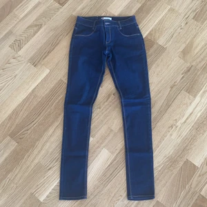 Levis 710 super skinny jeans - Helt oanvända Levis super skinny jeans som är low waisted.   👖 Köparen står för frakten. 💘📦 Nypris är cirka 700kr