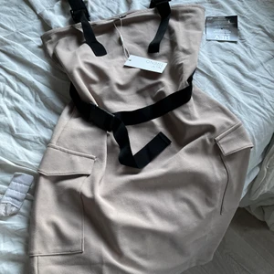 Klänning  - Storlek M, NLY!  Helt ny med prislappar kvar. Fraktar/Upphämtning i Tyresö😊