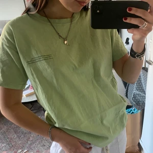 T-shirt från Stockholm surfclub - Super fin T-shirt från Stockholm surf club som är den mindre märket som är ägd av Acne Studios typ. Super cool och snygg