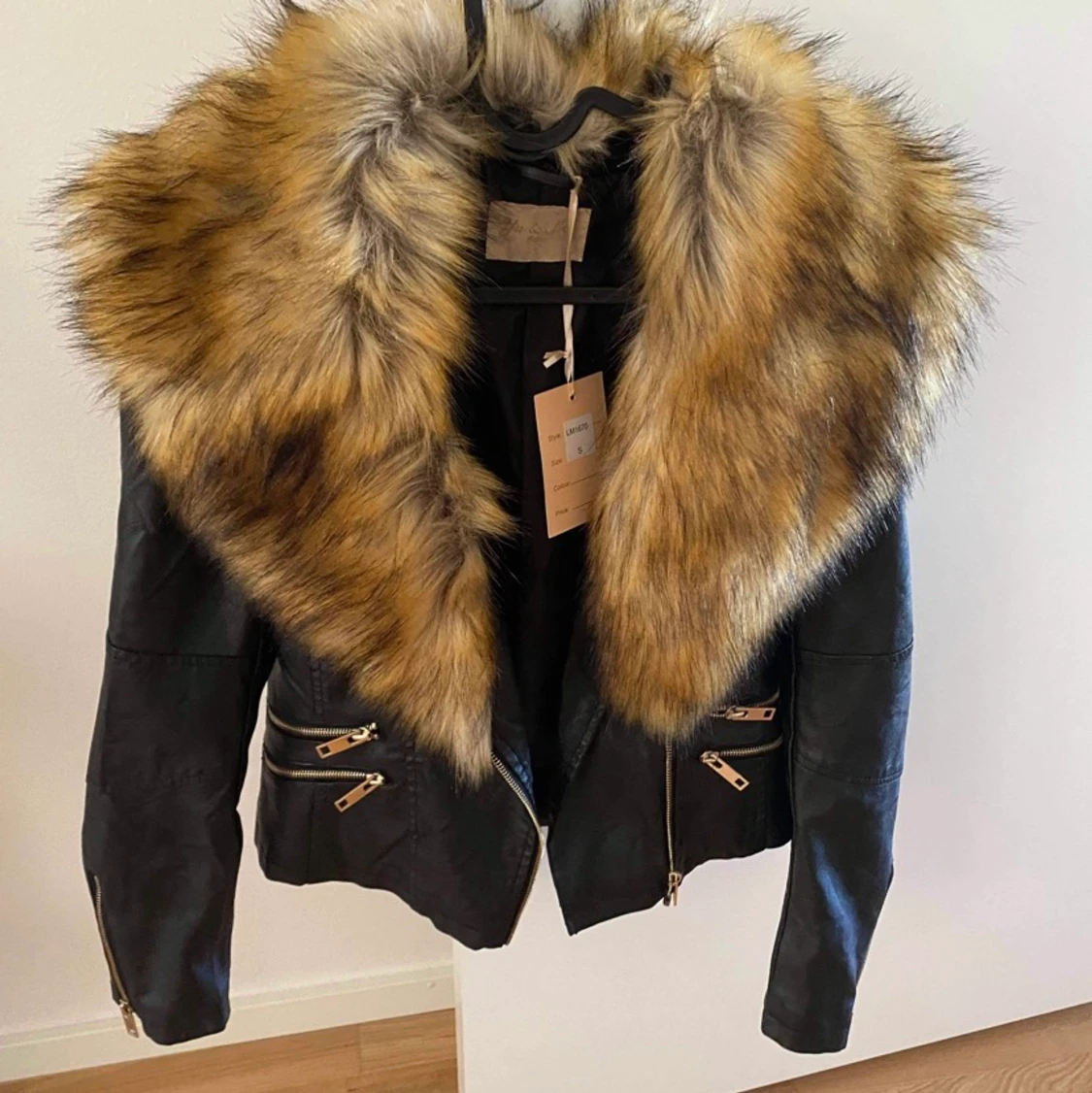 Oanvänd skinn jacka med fuskpäls