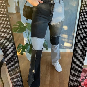 Patchwork jeans - Säljer denna skräddarsydda patchworkbyxa.  Inspirerad av Jaded Londons Patchwork-byxor.  Sjukt coolt och väldigt unikt.  Jag är 172 cm lång.