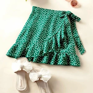 Kjol supersöt i s - Säljer min kjol som tyvärr var för liten redan vid köp, köpt på shein. SUPERFIN och ser exakt ut som på bilden. 80kr och uppåt! ❤️ passar. Xs/s