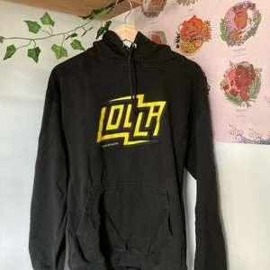 LOLLAPALOOZA HOODIE - suupermysig hoodie från Lollapalooza 2019. bra skick, säljer pga har för många hoodies!