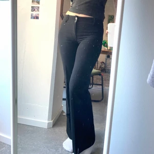 Lågmidjade svarta kostymbyxor  - Lågmidjade/midrise kostymbyxor som verkligen är jättefina och bekväma!! I storlek 36 och jag skulle säga att de är relativt true to size, jag är 162cm för referens. Från märket Esprit 🖤 Gratis frakt!!