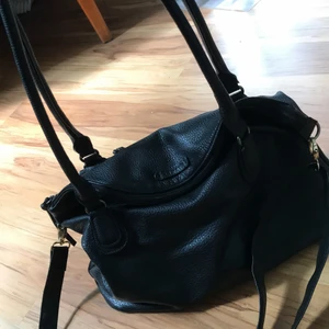 Tamaris väska - Väska ifrån Tamaris. Har några år på nacken vet ej hur många men dens stil är lite mer sliten och slapp. Bra utrymme och får plats med det mesta.