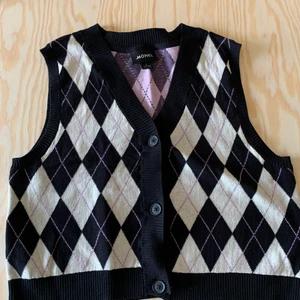 Tunn stickad väst från Monki - Mjuk och tunn stickad väst från Monki. Storlek L men passar de flesta beroende på hur man önskar passform. Mycket fint skick utan anmärkningar