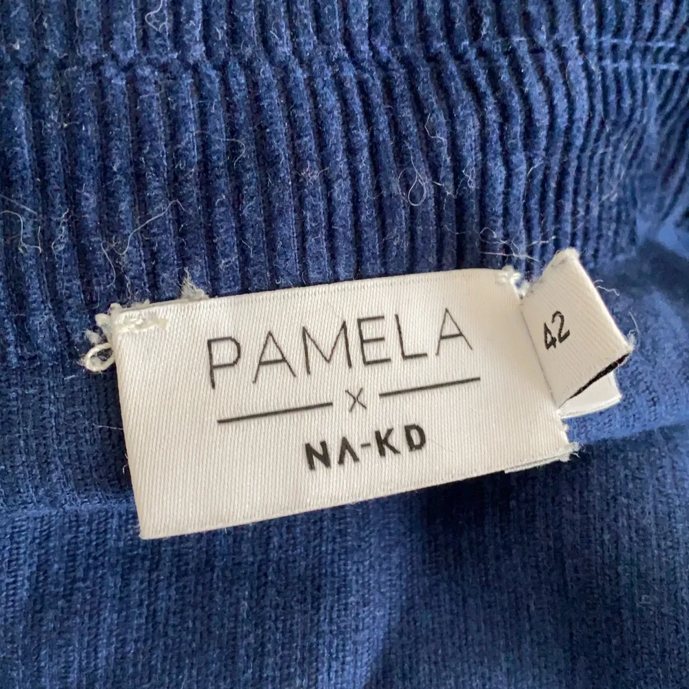 STORLEK: 42 | SKICK: Välanvänd| Fin kort jacka i manchesteraktigt material från Pamela X NAKD. Väl använd men är i väldigt fint skick! ✨. Jackor.
