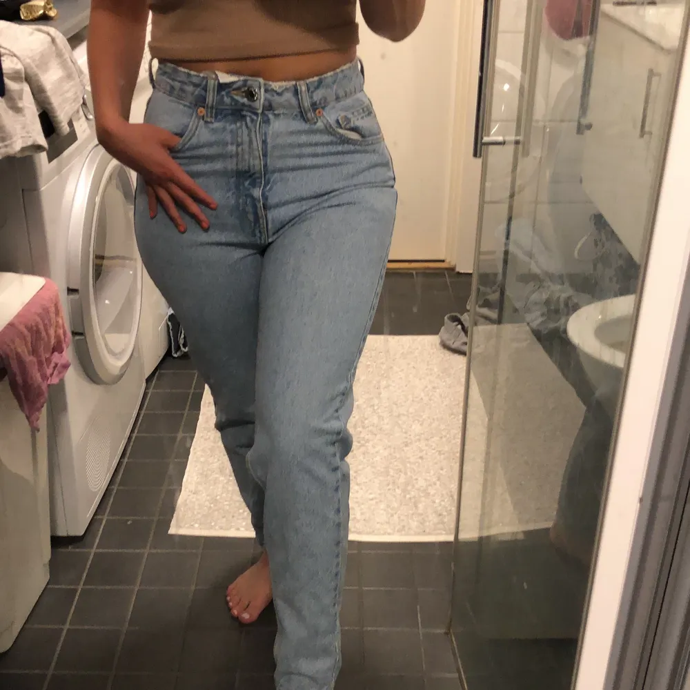 Mom jeans från zara i storlek 36, tyvärr är de för små för mig men de är i väldigt gott skick! . Jeans & Byxor.