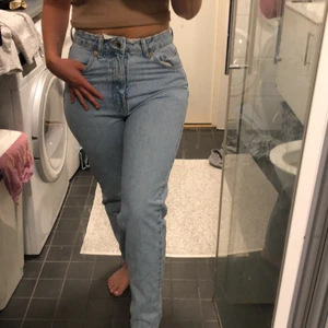Zara mom jeans - Mom jeans från zara i storlek 36, tyvärr är de för små för mig men de är i väldigt gott skick! 