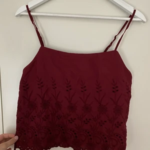 Vinröd somrig topp 🌹 - STORLEK: M | SKICK: Varsamt använd | Sååå fin topp med tunna axelband från bikbok! Minns inte när den är köpt men det finns inget slitage. Storlek M och den är true to size 🪴