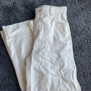 monki byxor  - Jättefina byxor från monki. Perfekta nu till sommaren, köpare står för frakt. 