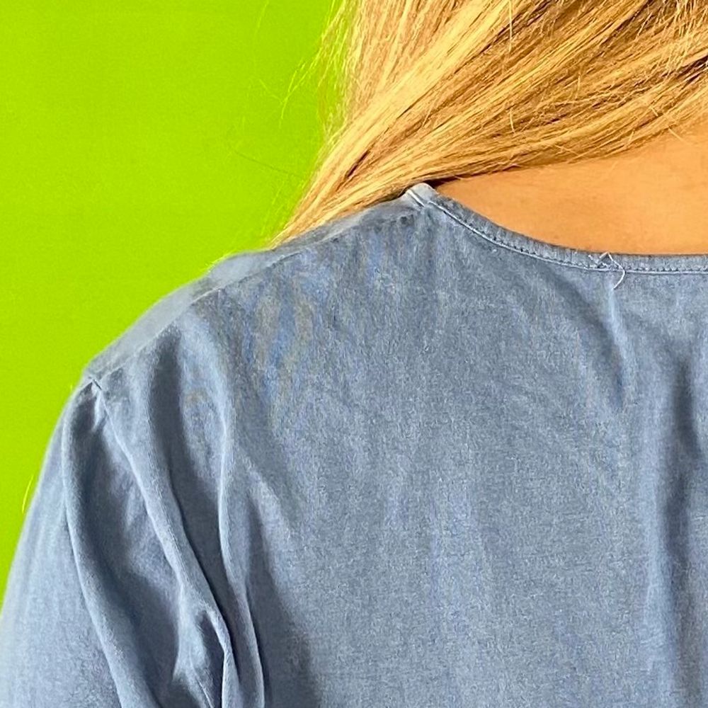 Hibiscus t-shirt i fint skick, somrig coconut girl t-shirt! Slits på båda sidorna. En liten. Se sista bilden för några svaga ränder. Inget märke eller material finns kvar. Modellen använder vanligtvis storlek S och är 169cm för referens. Spårbar frakt på 66kr är inräknad i priset. Axel till axel 46cm. Axel och ner 70cm. Byst bredd 53.5cm. Arm längd 22.5cm.. T-shirts.