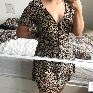 Leopardmönstrad klänning - Storlek 42 men skulle säga att den passar mer som 38/40 😊 jag är 164 och på mig kommer den ner till typ mitt på låret!